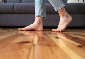 Sa ei pea kogu põrandat üles kiskuma! Siin on kodused viisid paneelide tüütu pragisemise vastu