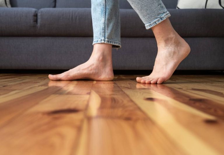 Sa ei pea kogu põrandat üles kiskuma! Siin on kodused viisid paneelide tüütu pragisemise vastu