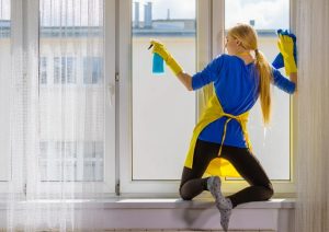 Kuluttaja ajakirja sõnul on kodune aknapuhastusvahend sama tõhus kui parimad kaubanduslikud tooted – siin on juhised, kuidas valmistada puhastusvahend, mis jätab aknad särama