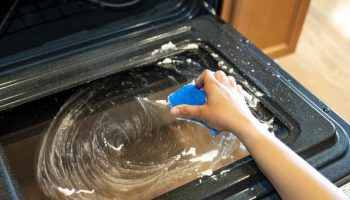 Ahju klaas on määrdunud? Üks nipp eemaldab plekid isegi kohtadest, kuhu käega ei ulatu