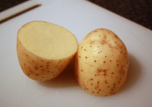 Lõikan selle pooleks ja jätan ööseks vannituppa. Väheteada kartuli kasutusviis.