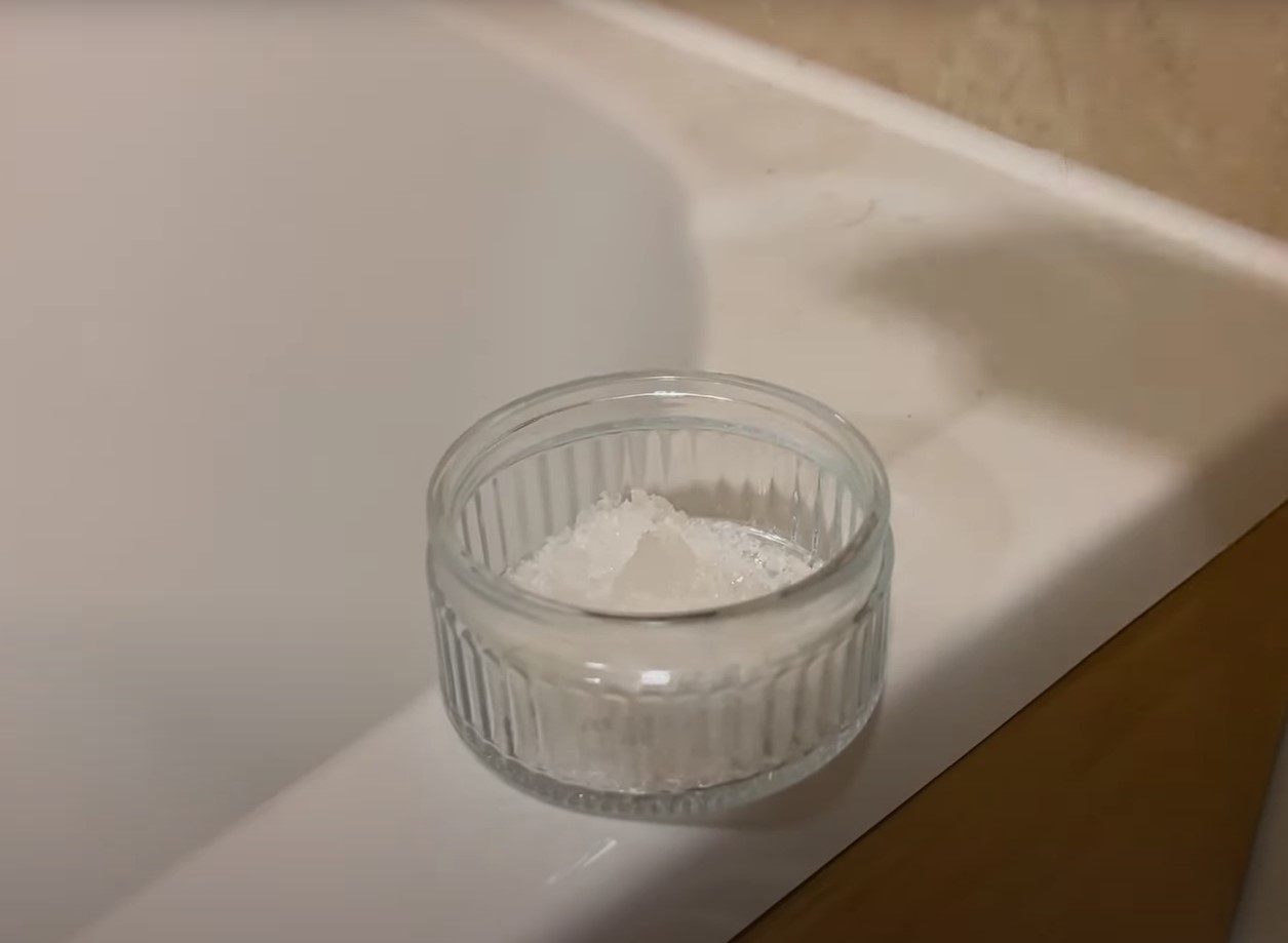 3 lihtsat viisi hallituse eemaldamiseks duširuumi vuugitihenditelt (ja selle tagasituleku vältimiseks)