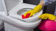 Üllatavalt lihtne! Nii saate oma WC-poti taas valgeks.