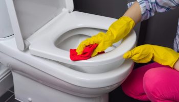 Üllatavalt lihtne! Nii saate oma WC-poti taas valgeks.