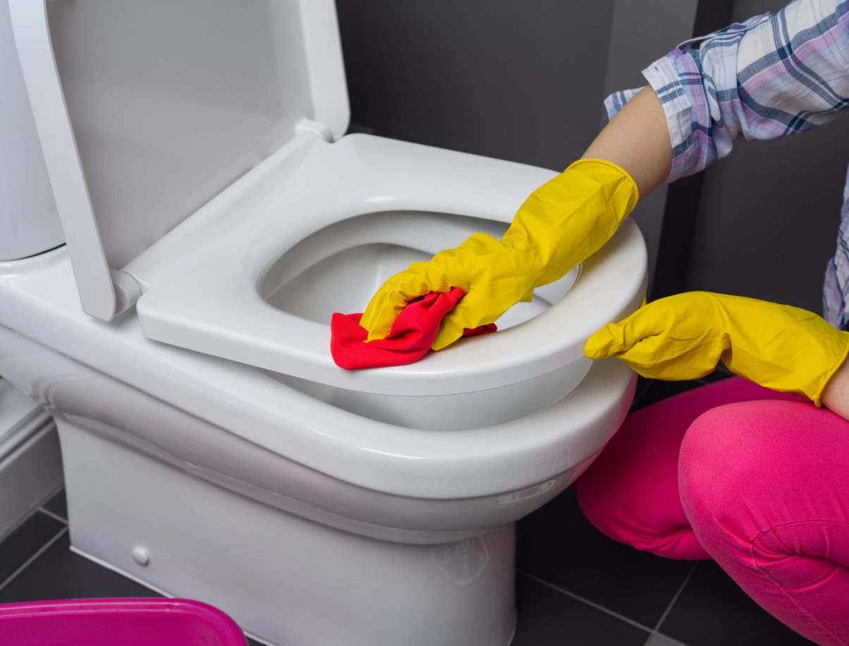 Üllatavalt lihtne! Nii saate oma WC-poti taas valgeks.