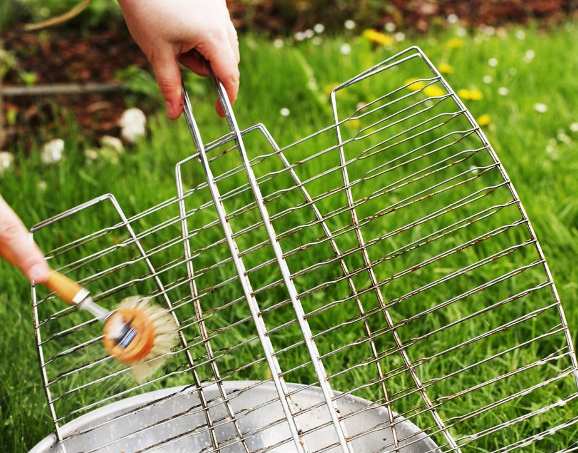 Tume kate kaob ilma vaevata: 3 lihtsat nippi, mis muudavad ahju restid taas säravaks