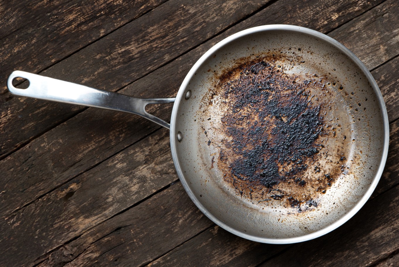 Pann on mustem kui öö? See vana hea meetod eemaldab kõrbenud jäägid ilma vaevata ja kemikaalideta