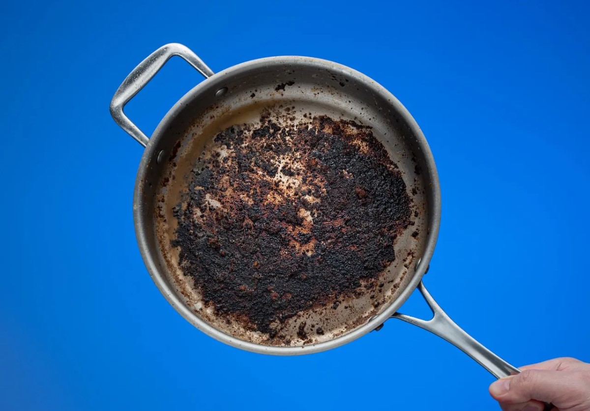 Pann on mustem kui öö? See vana hea meetod eemaldab kõrbenud jäägid ilma vaevata ja kemikaalideta