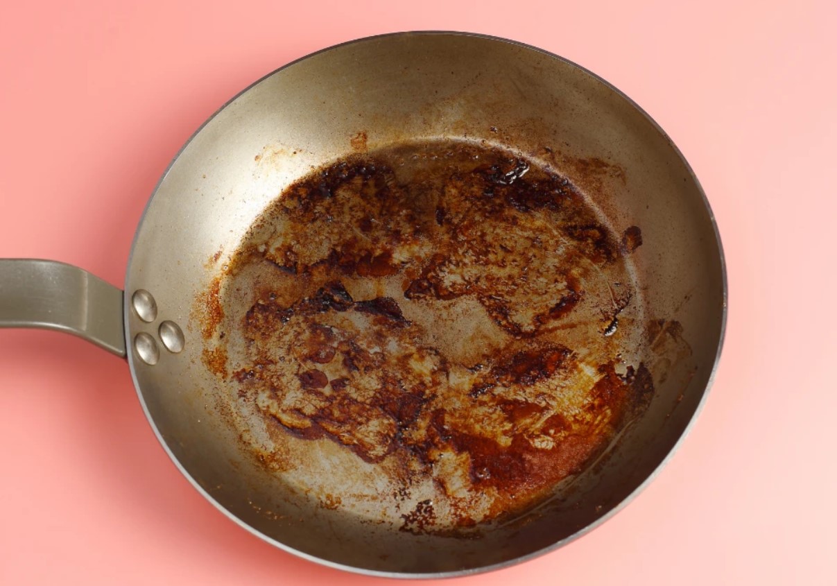 Pann on mustem kui öö? See vana hea meetod eemaldab kõrbenud jäägid ilma vaevata ja kemikaalideta