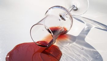 See lahendus eemaldab isegi punase veini ja hallituse püsivad plekid.