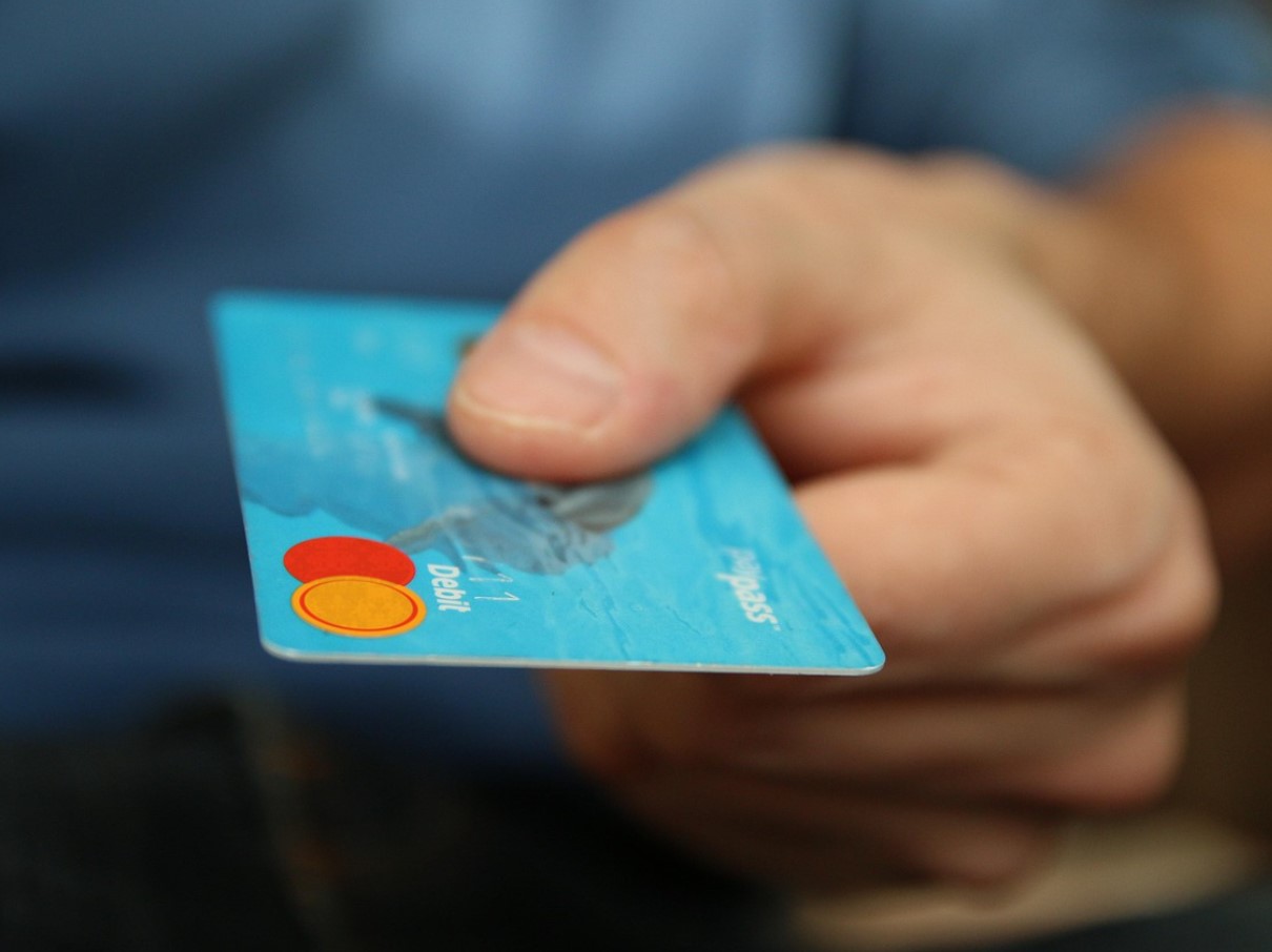 Helena Ahti-Halberg on kokkuhoidlik kulutaja. Kui Helena peab tegema keerulise ostuotsuse, helistab ta oma abikaasale, kes küsib talle alati telefoni teel sama „halva” küsimuse.