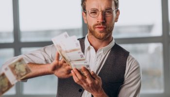 Helena Ahti-Halberg on kokkuhoidlik kulutaja. Kui Helena peab tegema keerulise ostuotsuse, helistab ta oma abikaasale, kes küsib talle alati telefoni teel sama „halva” küsimuse.