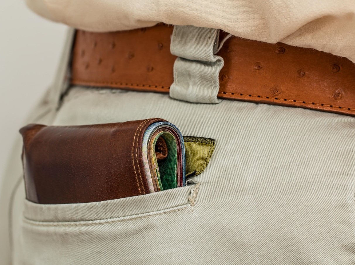 Helena Ahti-Halberg on kokkuhoidlik kulutaja. Kui Helena peab tegema keerulise ostuotsuse, helistab ta oma abikaasale, kes küsib talle alati telefoni teel sama „halva” küsimuse.