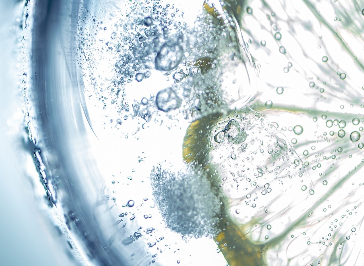 Tume kate kaob ilma vaevata: 3 lihtsat nippi, mis muudavad ahju restid taas säravaks