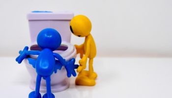 Portselantroon kollase kattega? Ootamatu vahend köögist eemaldab kivi ja annab läike