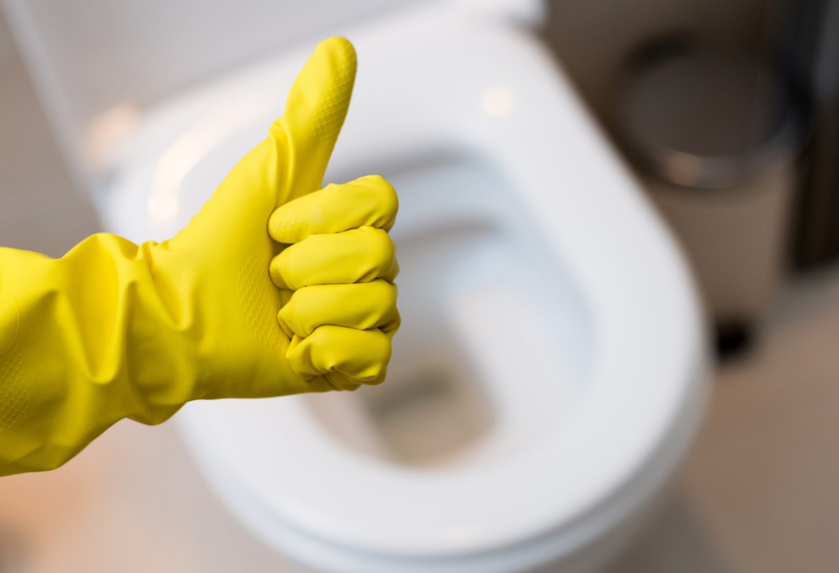 Portselantroon kollase kattega? Ootamatu vahend köögist eemaldab kivi ja annab läike