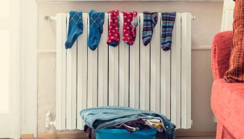 Ohtlik harjumus: miks märgade riiete kuivatamine radiaatoril võib põhjustada tõsiseid haigusi